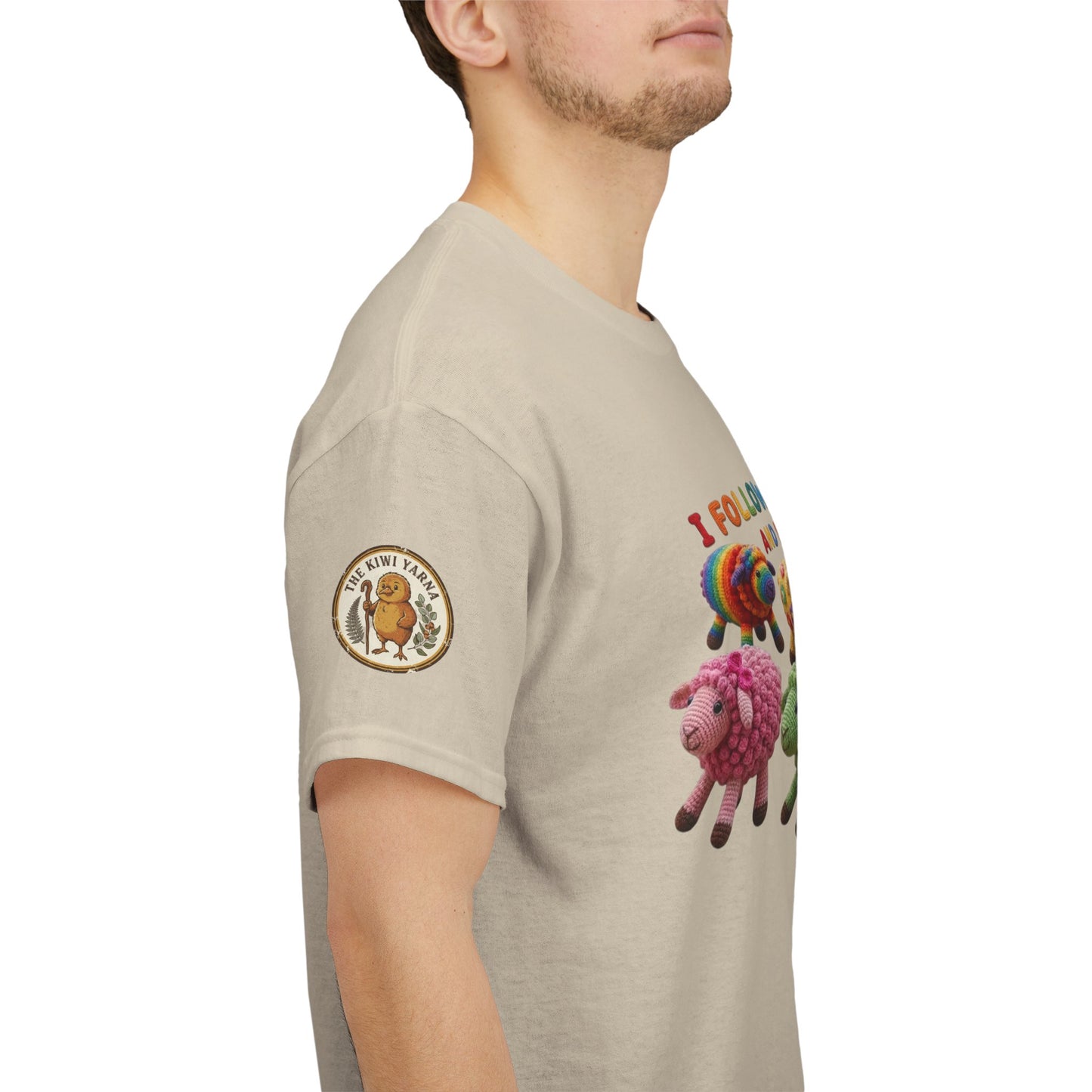 Natural crew-neck T-shirt with colorful sheep print and round sleeve logo